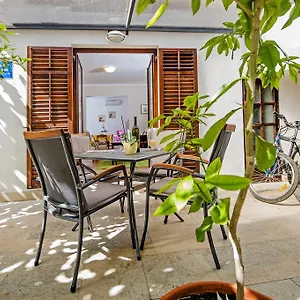 https://apartment-r.in-istria.net